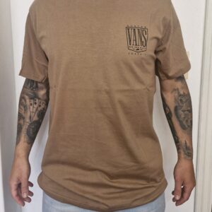 20241203_114334 Remera vans hombre marron