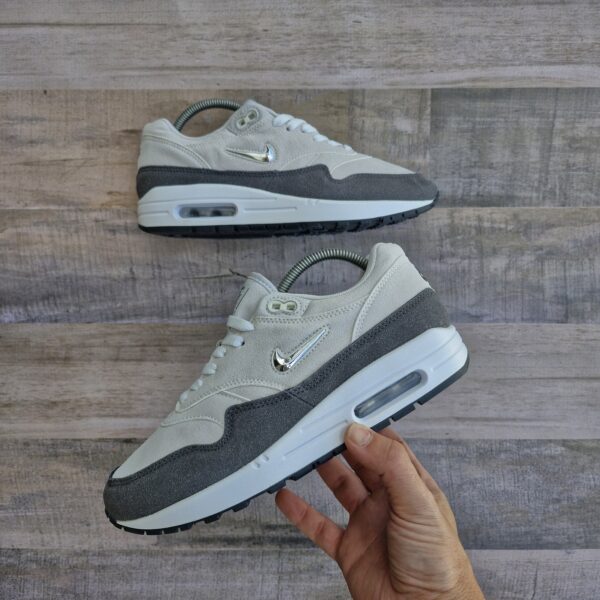 Nike Air Max 1 Jewel Gris Claro y Negra - Imagen 2