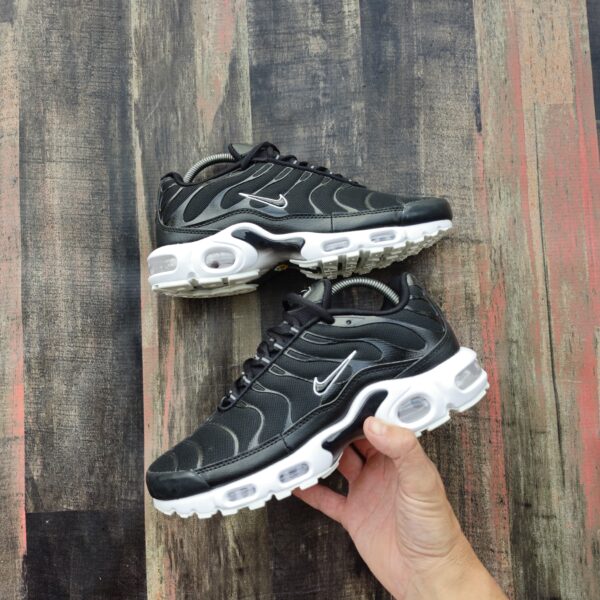 Nike Air Max Plus Negra y blanca - Imagen 2