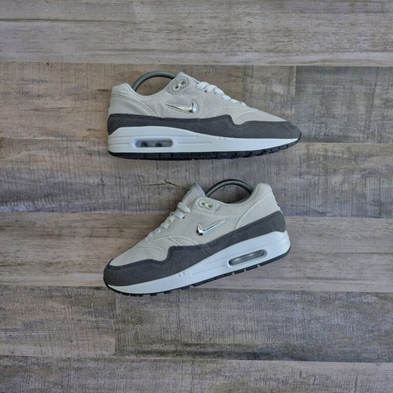 Nike Air Max 1 Jewel gris oscuro y Gris Claro Dama