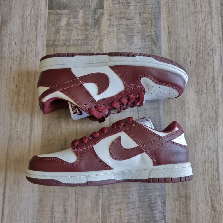 Nike Dunk Low blanca y bordo