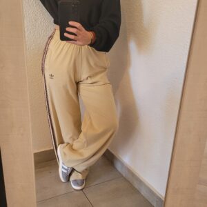 Pantalón Deportivo Palazzo Adidas - color beige con tiras animal print