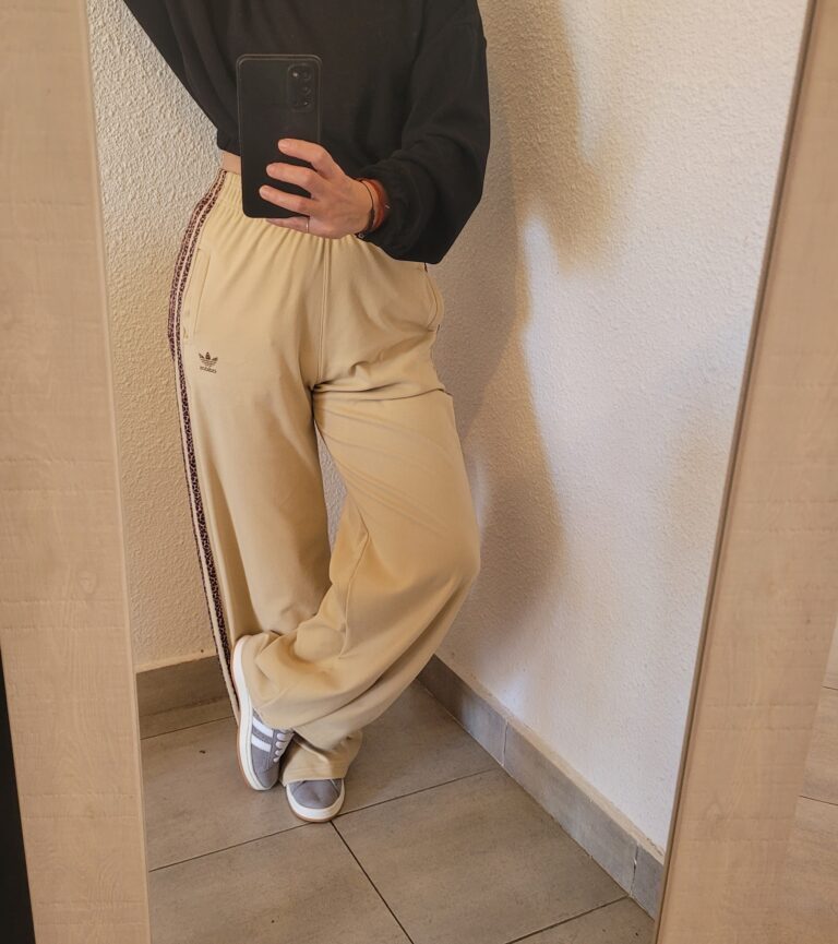 Pantalón Deportivo Palazzo Adidas - color beige con tiras animal print