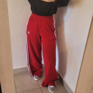 Pantalón Deportivo Adidas - color bordo con tiras blancas