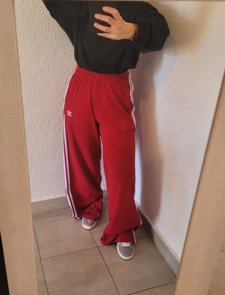 Pantalón Deportivo Adidas - color bordo con tiras blancas