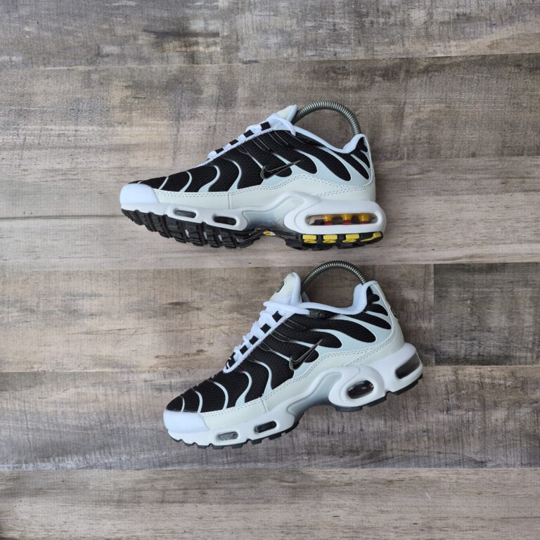 Nike Air Max Plus Negra , Blanca y Beige