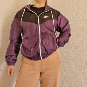 Campera rompevientos Nike (violeta con negro)