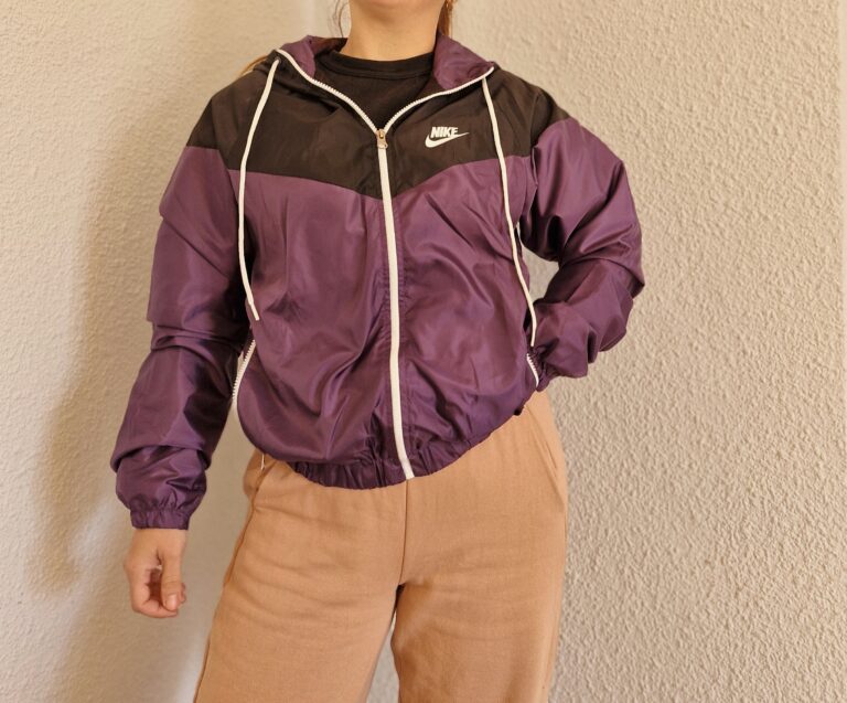 Campera rompevientos Nike (violeta con negro)