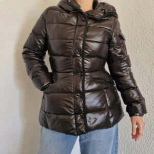 Campera puffer Moncler efecto"cintura de avispa"