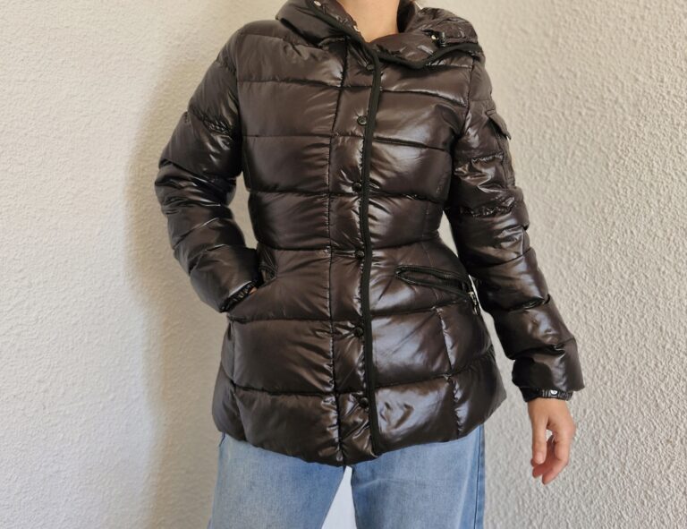 Campera puffer Moncler efecto"cintura de avispa"