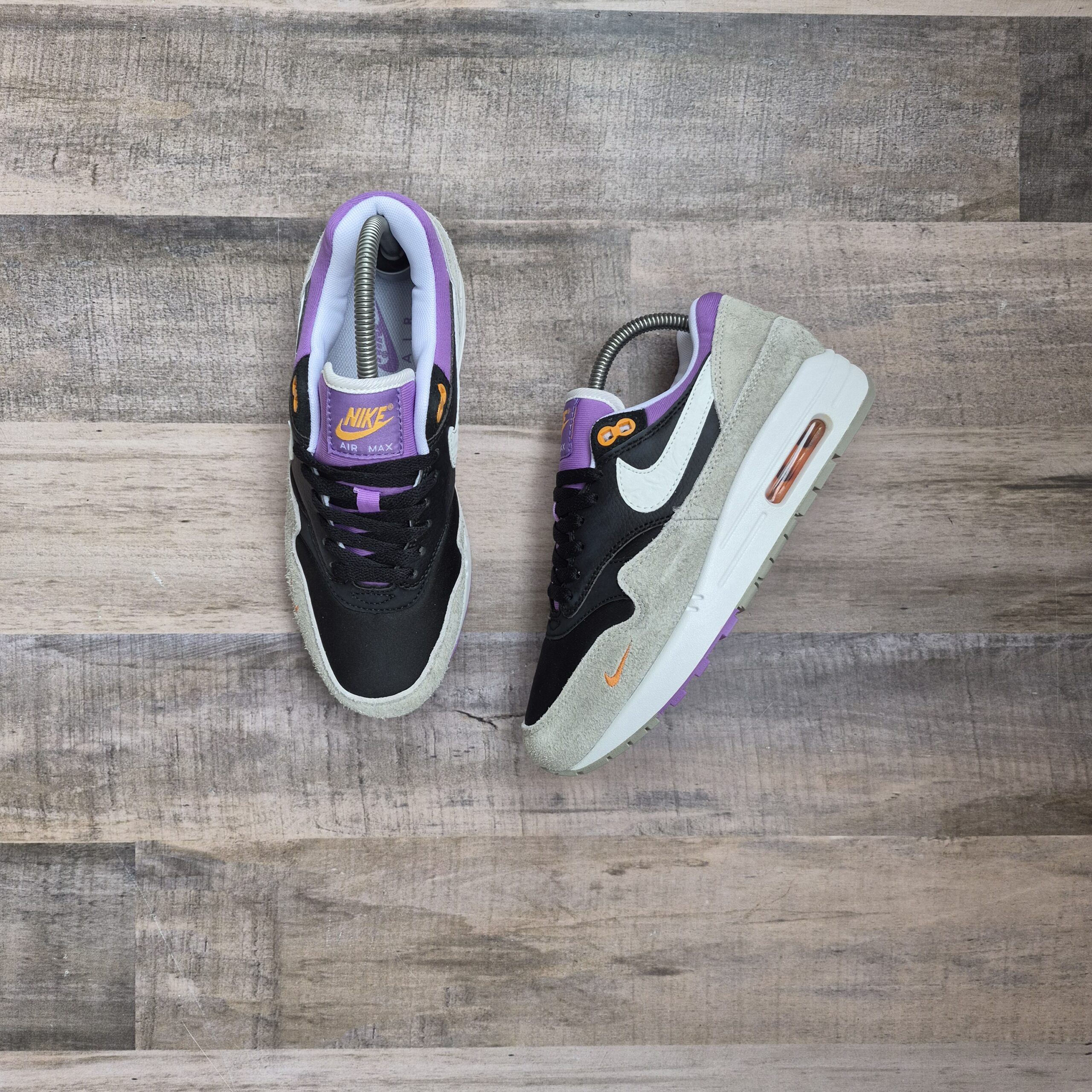 Nike Air Max 1 Negra y Violeta Mujer - Imagen 3