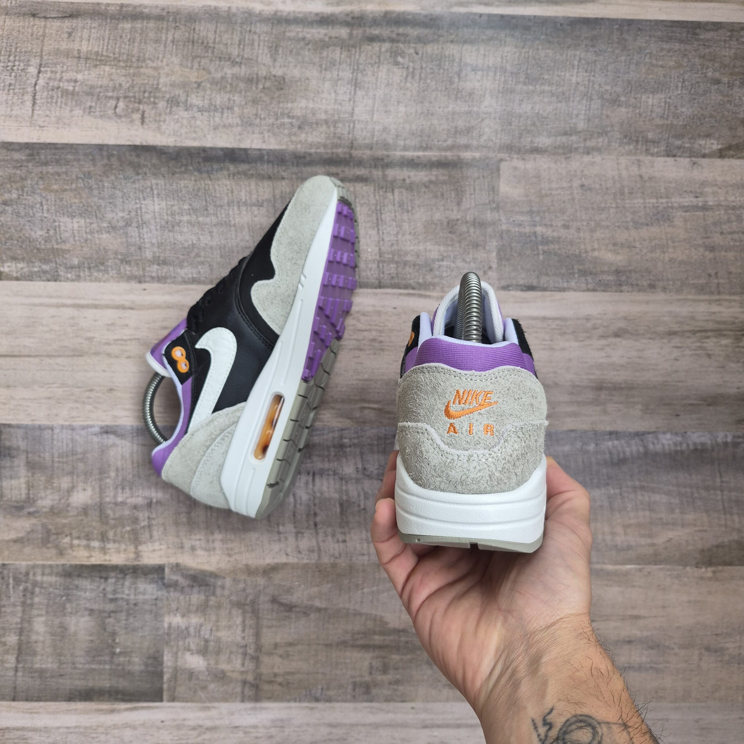 Nike Air Max 1 Negra y Violeta Mujer - Imagen 4
