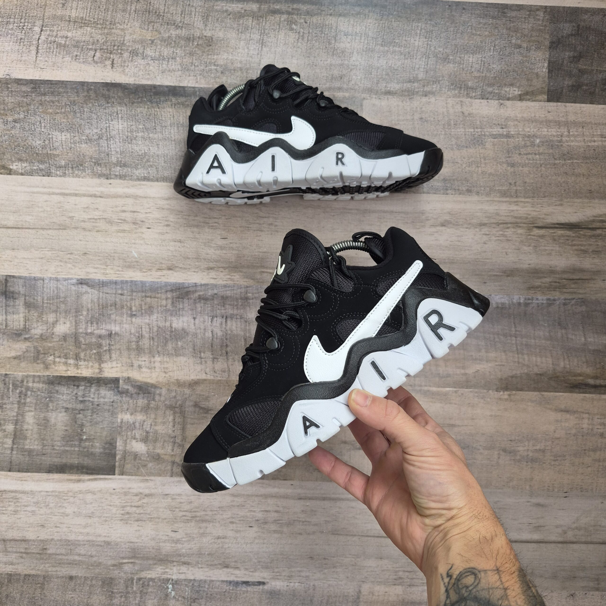 Nike Air Barrage Low Negra y Blanca - Imagen 2